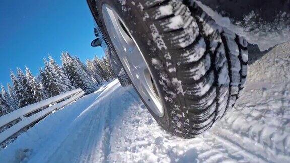 冬天在白雪覆盖的乡村道路上开车