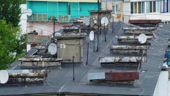苏联建筑屋顶上的电视卫星天线