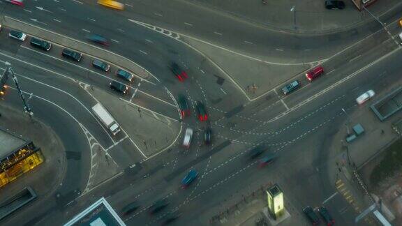 时间推移:快速移动的汽车交通在莫斯科城市街道上-自上而下鸟瞰图