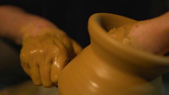陶工轮双手在陶工轮上形成陶罐