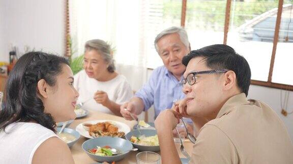 4K幸福的亚洲家庭晚餐在家里一起吃泰国菜
