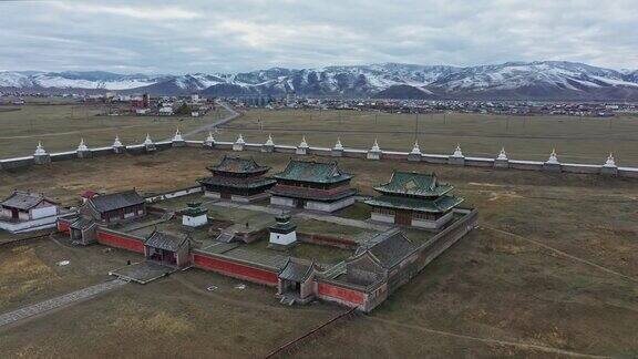 鸟瞰蒙古部落村庄的佛寺
