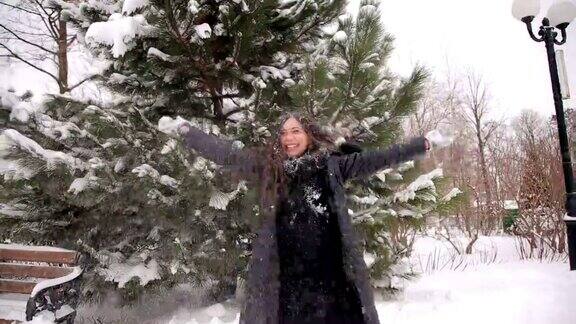 快乐的孕妇向空中抛雪