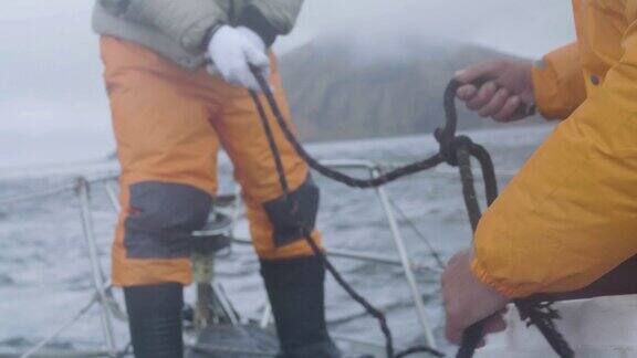 两个水手在船上工作并在绳索上系海结