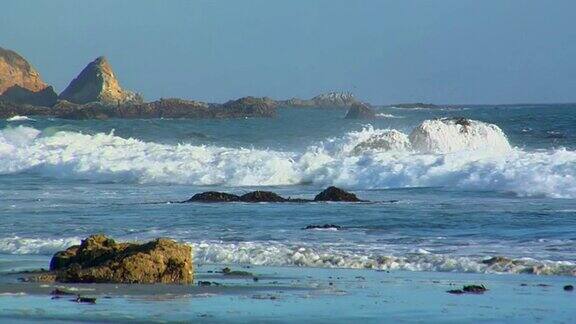海浪击碎岩石