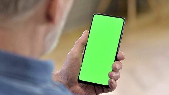 绿色模拟屏幕智能手机的特写