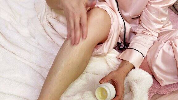 女人用霜来治疗腿痒过敏和皮肤病