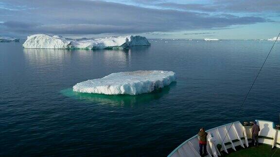 在俄罗斯北极地区的冰山间航行的船只