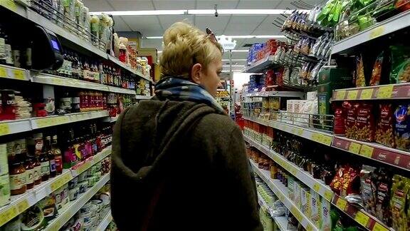 中年妇女在超市购物