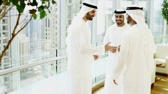 穿着民族服装的阿联酋男子开会时握手