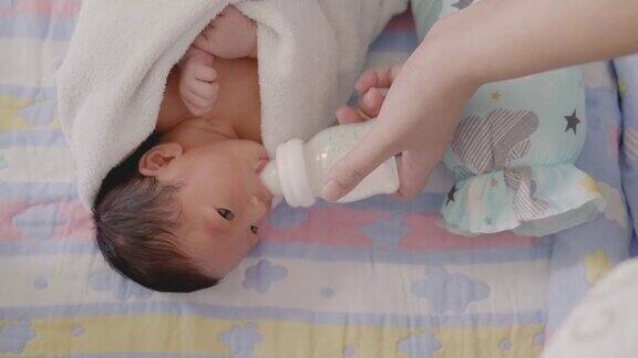 亚洲母亲正在给婴儿喂奶