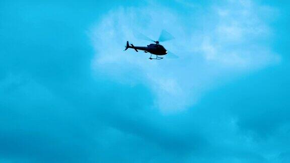 直升飞机起飞了飞离了乌云密布的天空