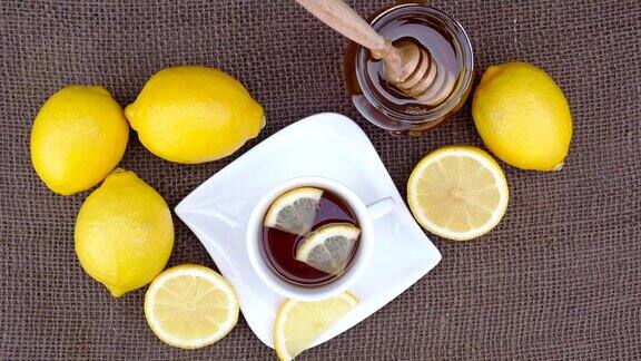 一杯加蜂蜜和柠檬的茶秋冬季节辛辣药用茶