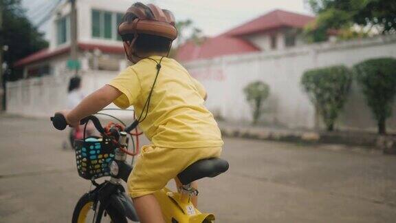 第一次骑自行车的快乐男孩