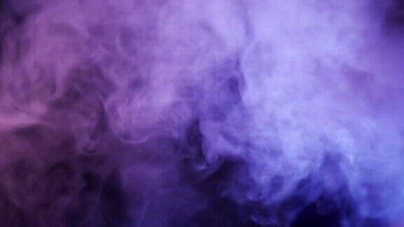 黑色背景上的烟雾明亮的彩色的烟雾