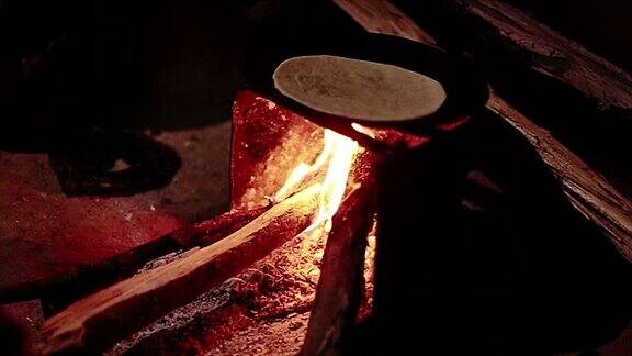 印度妇女在传统的炉子上做饭慢动作