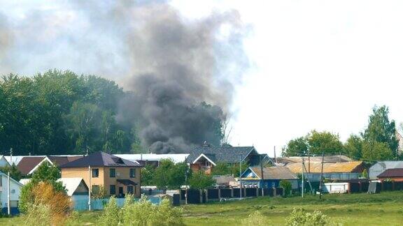 村子里的房子后面浓烟滚滚