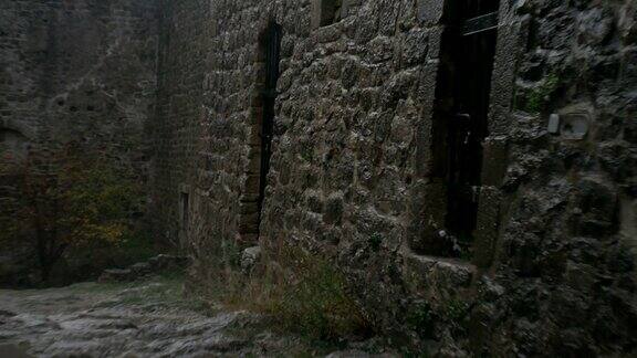 黑山酒吧旧要塞废墟中的雨水