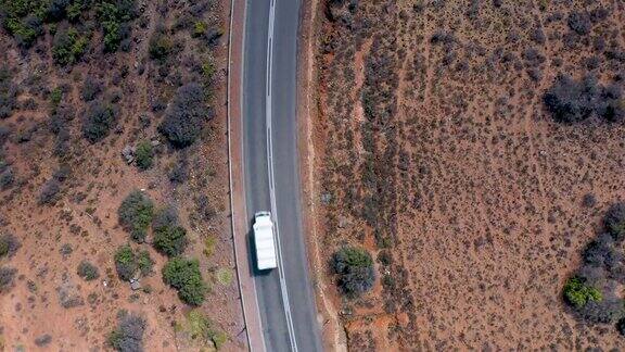 卡车正上方是弯曲的沙漠乡村公路