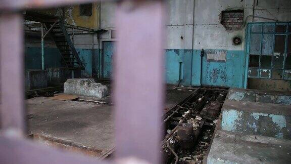 废弃的工业仓库厂房内部