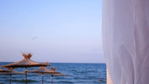 海滩和蓝色的大海远处可以看到草伞
