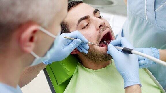 牙医诊所的年轻人