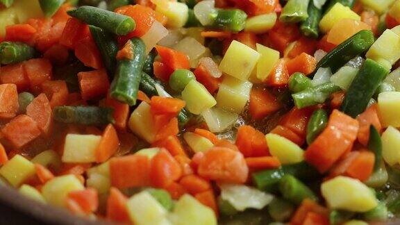 天然切碎的蔬菜在煎锅里煎