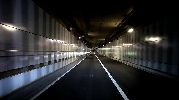 在隧道开车