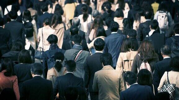 走路上班的日本商人