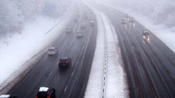 暴风雪期间高速公路上的交通