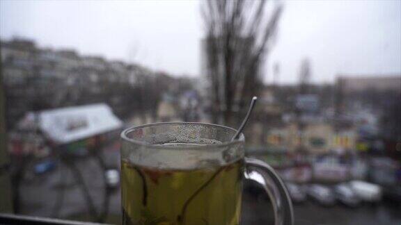 一杯热茶在白天雪景背景慢镜头