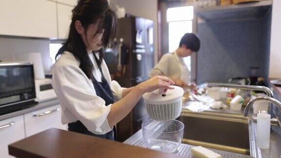 女性朋友在家做饭洗菜