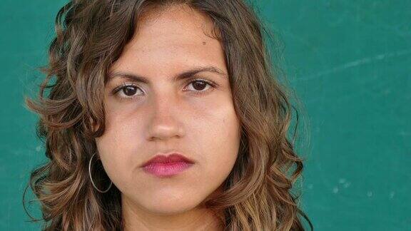 西班牙人描绘年轻悲伤女人的面部表情