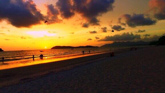 兰卡威热带海滩上色彩斑斓的日落