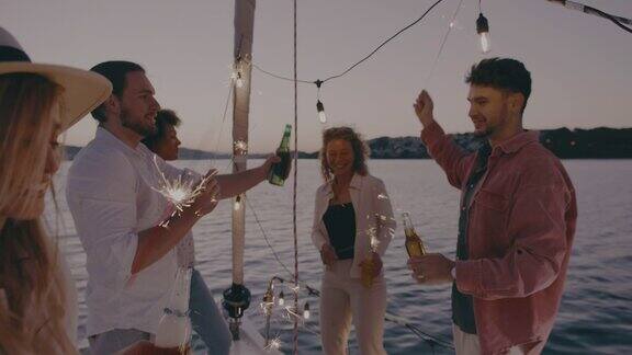 一群朋友在船上的甲板上喝着啤酒喝着焰火