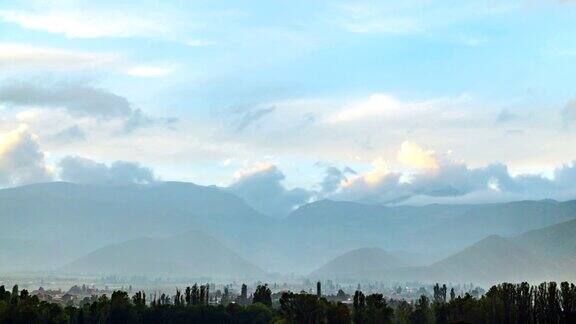 浓雾笼罩着喜马拉雅山的山脉