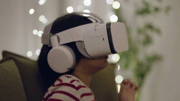 亚洲男孩用虚拟现实眼镜看电影