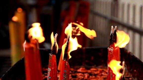 HD:红色的中国新年蜡烛的火焰