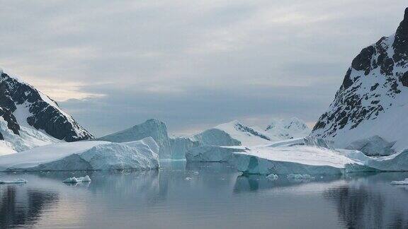 冰山融化的冰山碎片在海洋海洋巨大的冰川北极圈的冰川正在融化北极的冰川水面上美丽的倒影南极风景