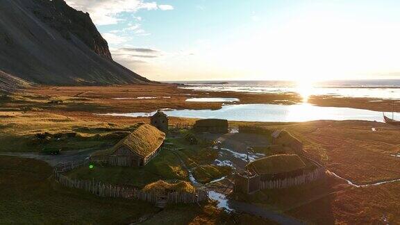 鸟瞰冰岛奥斯特兰湖边的维京人村庄
