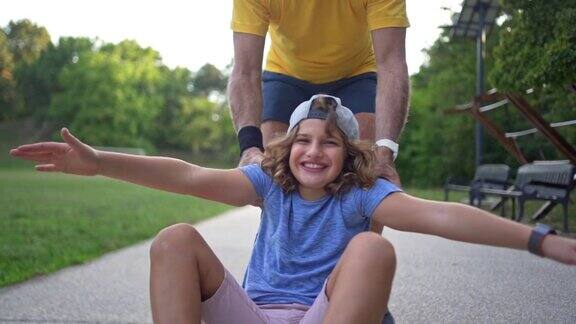 快乐的男孩在他和爷爷玩滑板的时候玩得很开心