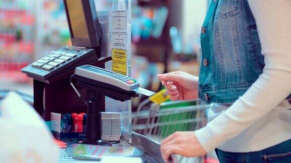 顾客从收银员那里购买食物和主食然后在收银台付款超市商店特写镜头