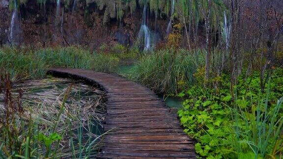 克罗地亚Plitvice国家公园美丽的瀑布、湖泊和秋季森林