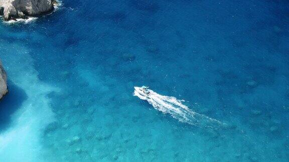 岛上的旅游游船在蓝色的海水中跳跃俯视图