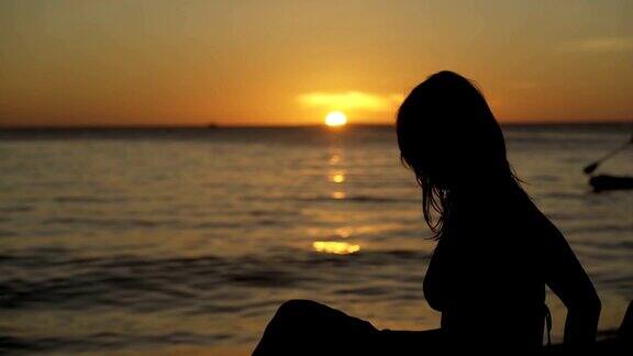 日落时分沙滩上一个女人的剪影