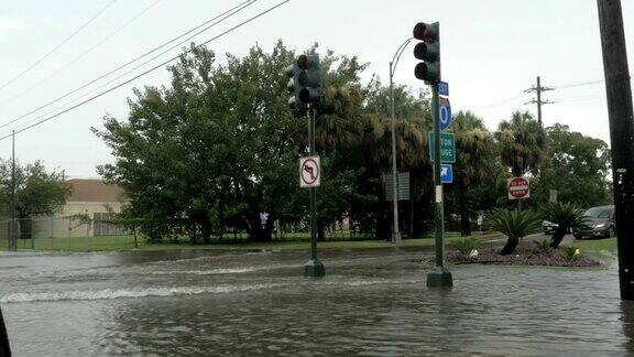 汽车驶过新奥尔良市I10公路被洪水淹没的十字路口