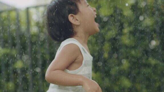 亚洲婴儿玩水微笑着看镜头