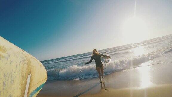 暑期视频:冲浪者女孩走向海边