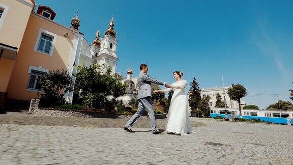 新婚夫妇在婚礼上走在街上