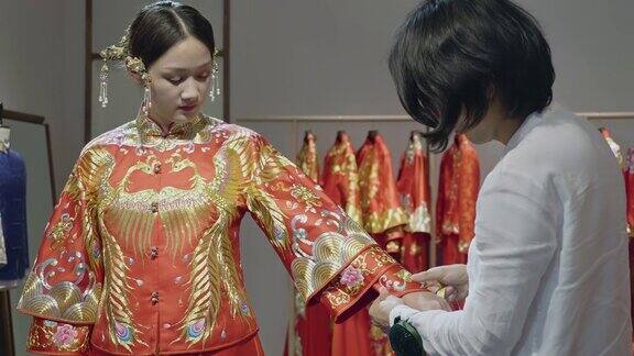 中年中式婚纱设计师拟袖